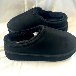 Shoedazzle Fuzzies Hailey Black Slippers Woman’s‎ Size 10